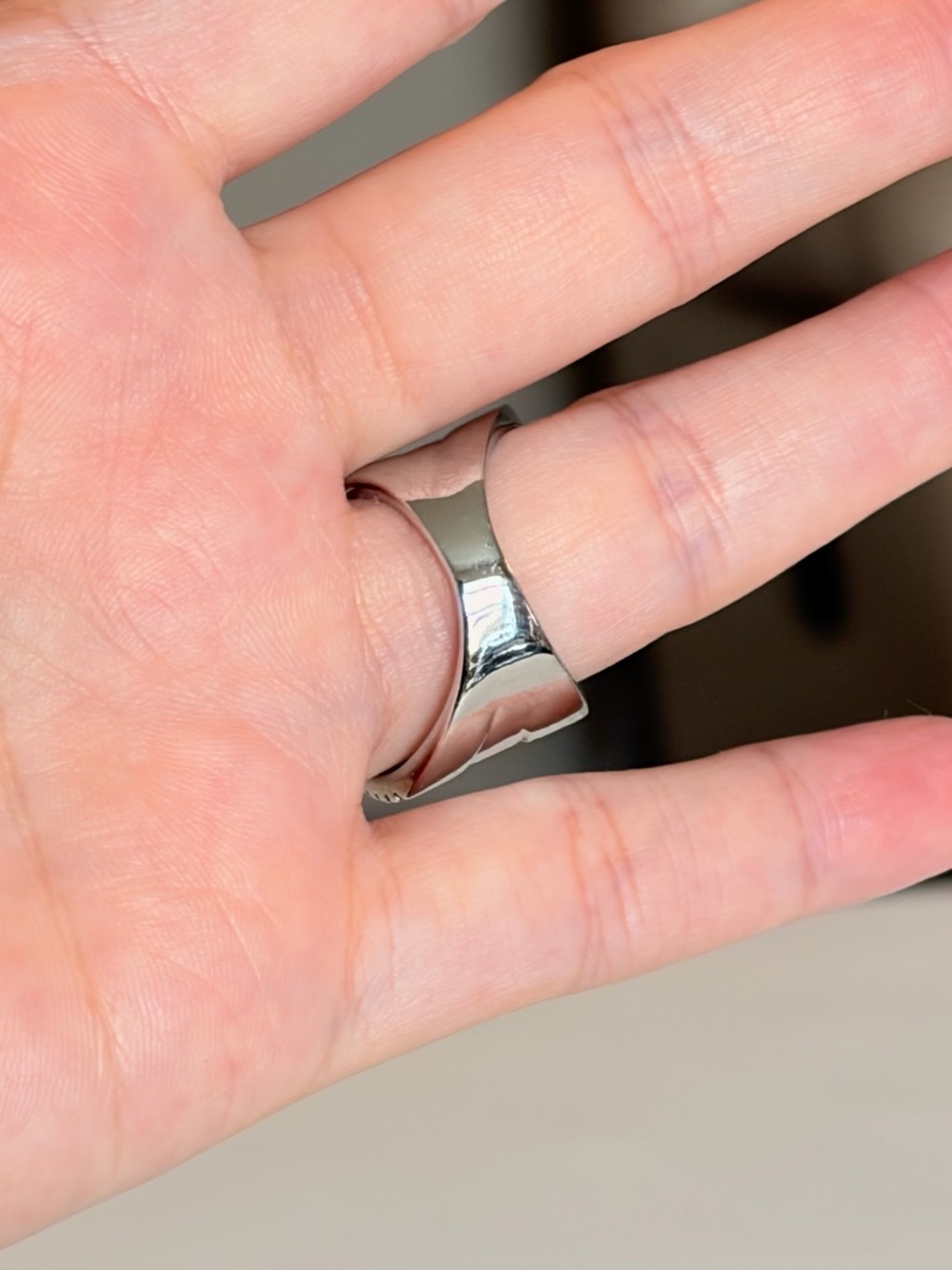 Inlaid Sparkling Synthetic Zirconia Engagement Ring. - Picture 6 of 11